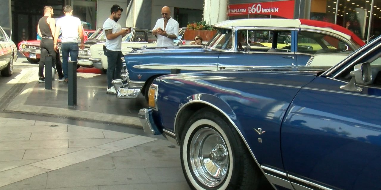 Kartal'da Klasik Otomobillerden 30 Ağustos Konvoyu