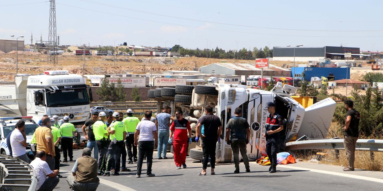 Gaziantep'te Devrilen Tır'ın Şoförü Öldü