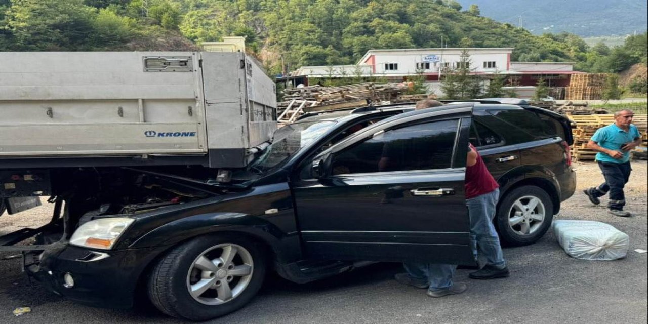 Giresun'da park halindeki tıra çarpan otomobildeki 3 kişi yaralandı