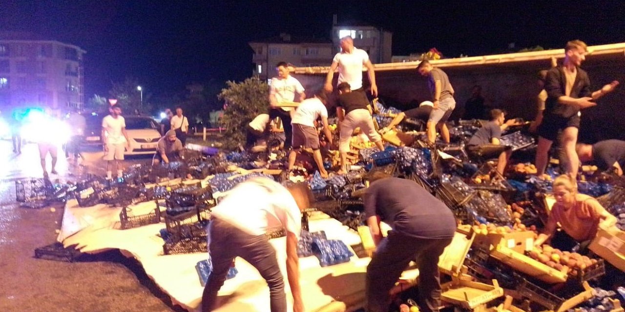 İstanbul- Silivri'de Devrilen Kamyondaki Meyveleri Kasalarla Götürdüler