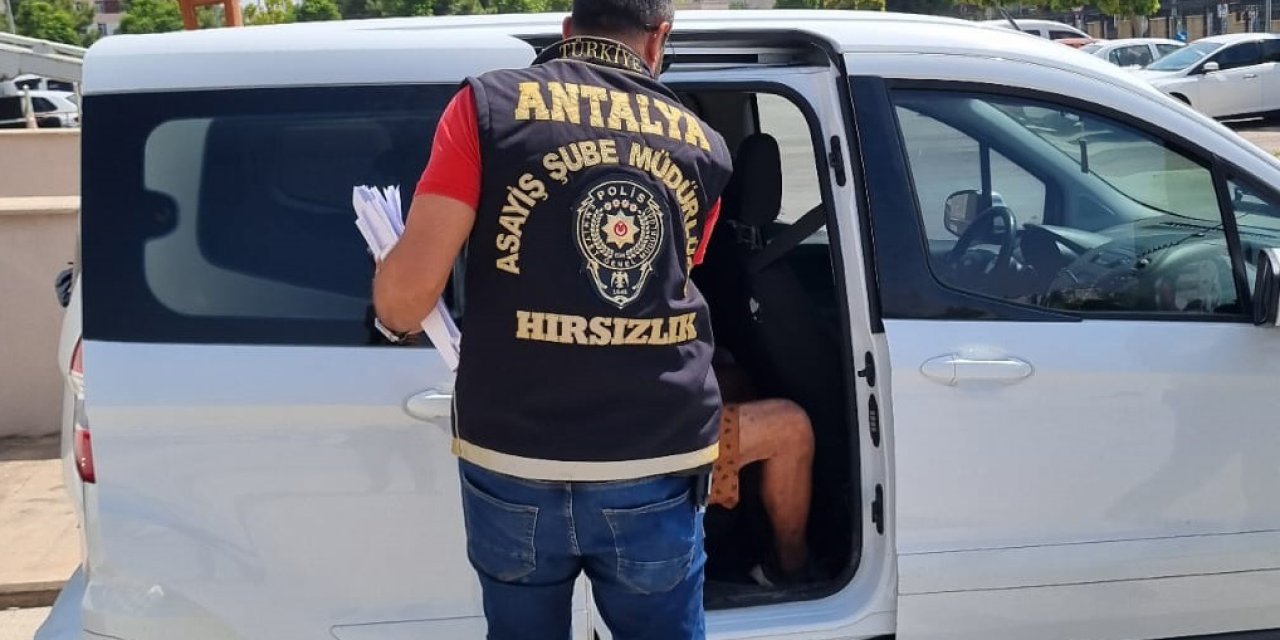 Otomobilden Para Torbasını Çalan 2 Şüpheliden 1'i, Yakalandı