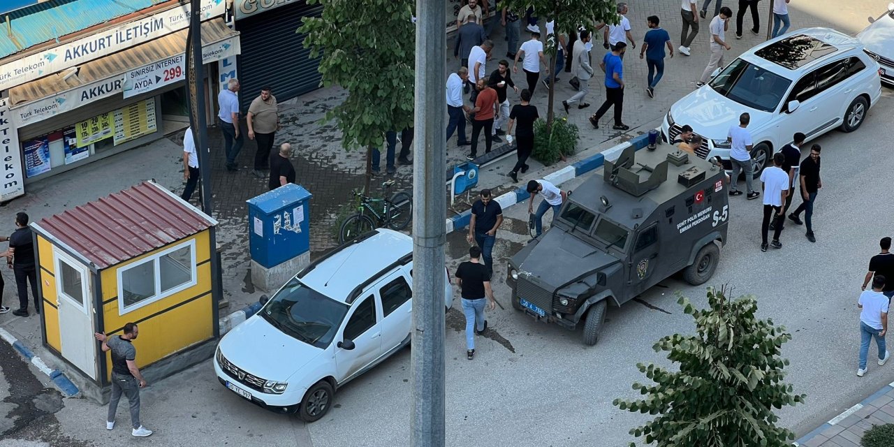 Ev Sahibi Kiralamaktan Vazgeçti; Taşlı Sopalı Kavgada 5 Kişi Yaralandı