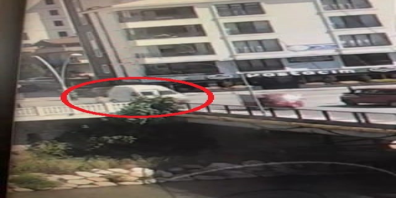 Minibüse Çarpan Motosikletin Sürücüsü Yaralandı; Kaza Anı Kamerada