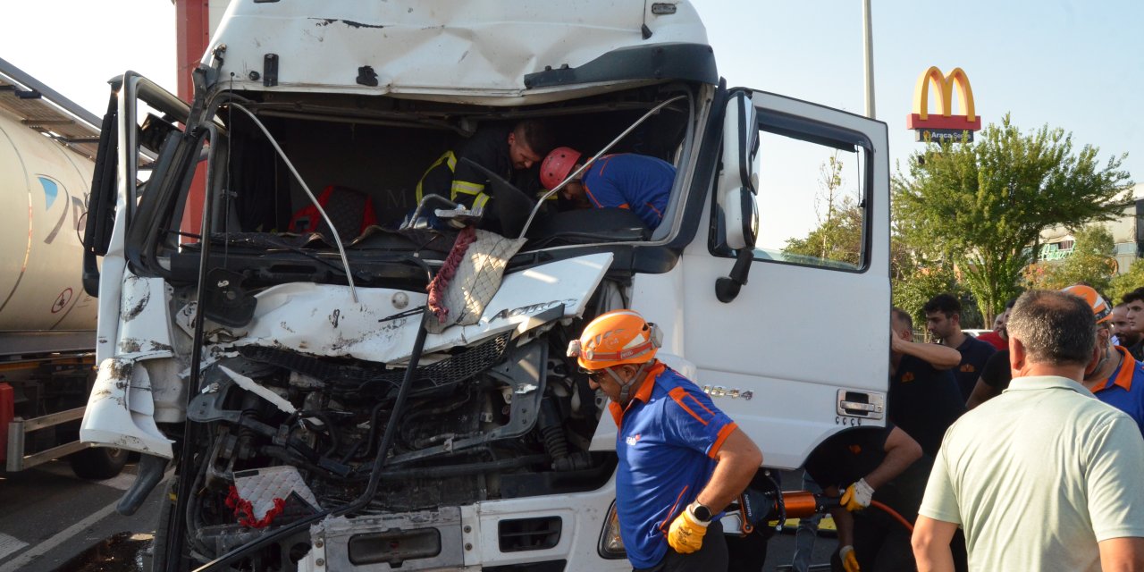 Tır Kırmızı Işıkla Bekleyen 4 Araca Çarptı:  2 Yaralı
