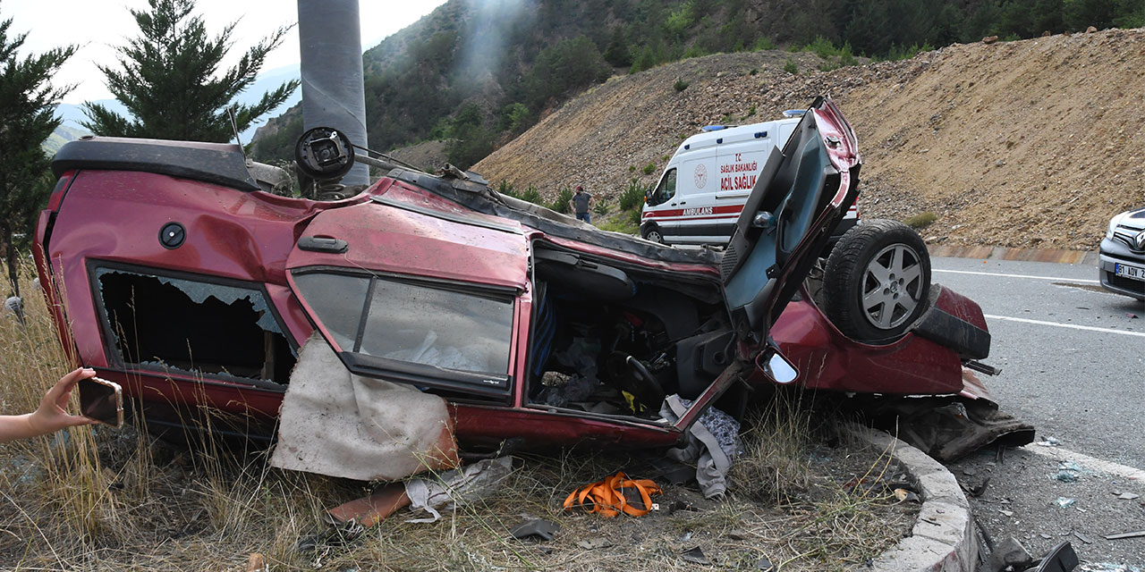 Gümüşhane’de hafif ticari araç, otomobille çarpıştı: 1 ölü, 9 yaralı