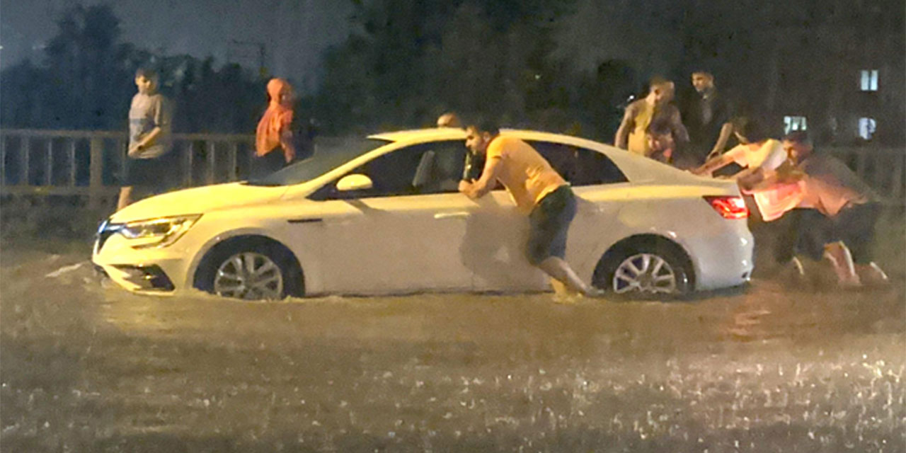Rize'de Karayolunda Mahsur Kalan Otomobili Vatandaşlar İtti