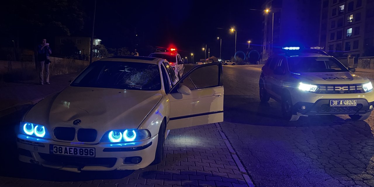Kayseri'de Yayalara Çarpan Otomobilin Sürücüsü Kaçtı: 2 Yaralı