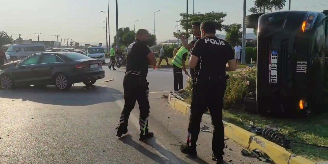 Fethiye’de Minibüs İle Otomobil Çarpıştı: 7 Kişinin Yaralandığı Kaza Anı Kamerada