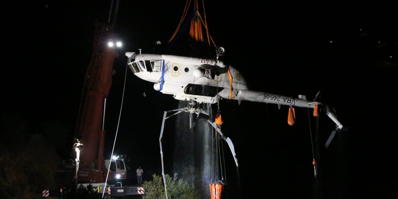 Adana'da Düşen Helikopterin Sudan Çıkarılması Çalışmalarında Sona Yaklaşıldı (2)