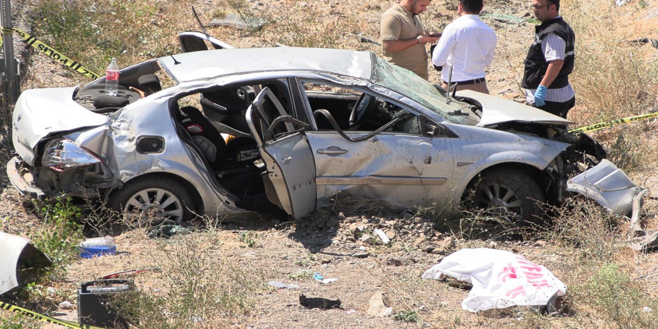 Yoldaki su kanalına devrilen otomobilin sürücüsü öldü, 3 yaralı