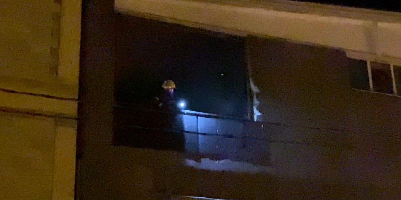 Bursa'da Mobilya Aksesuarı İmalathanesinde Çıkan Yangın Söndürüldü: 3 İşçi Dumandan Etkilendi