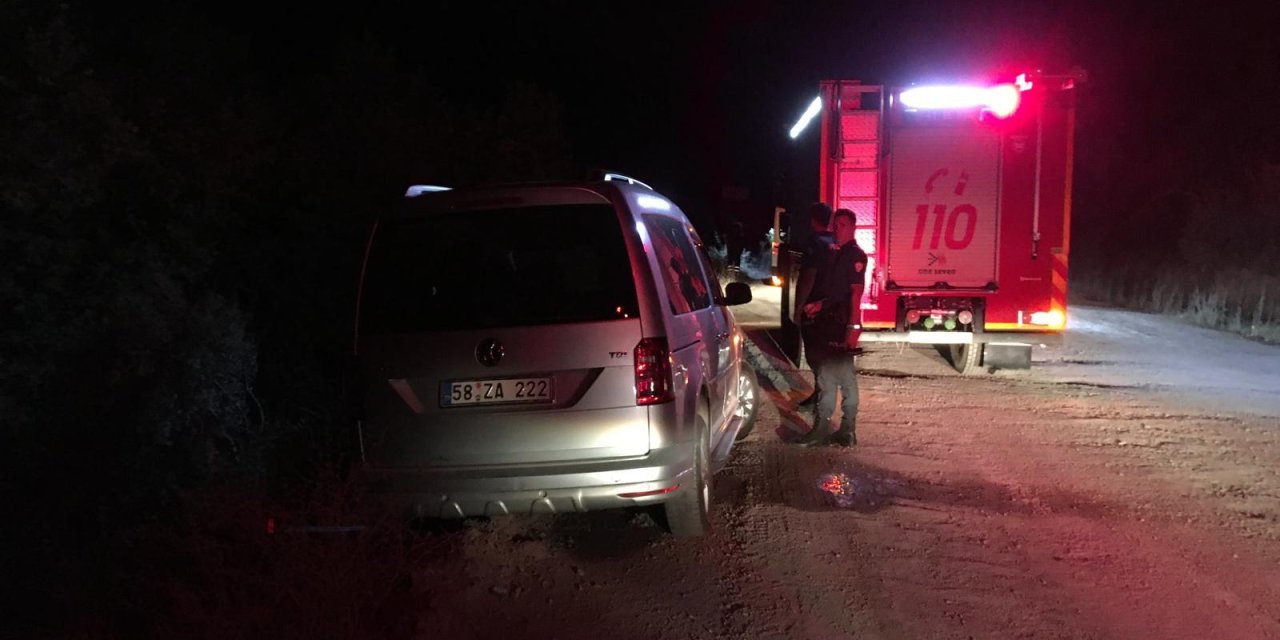 Araç Uçurumda Asılı Kaldı, Sürücü 20 Metreden Düştü