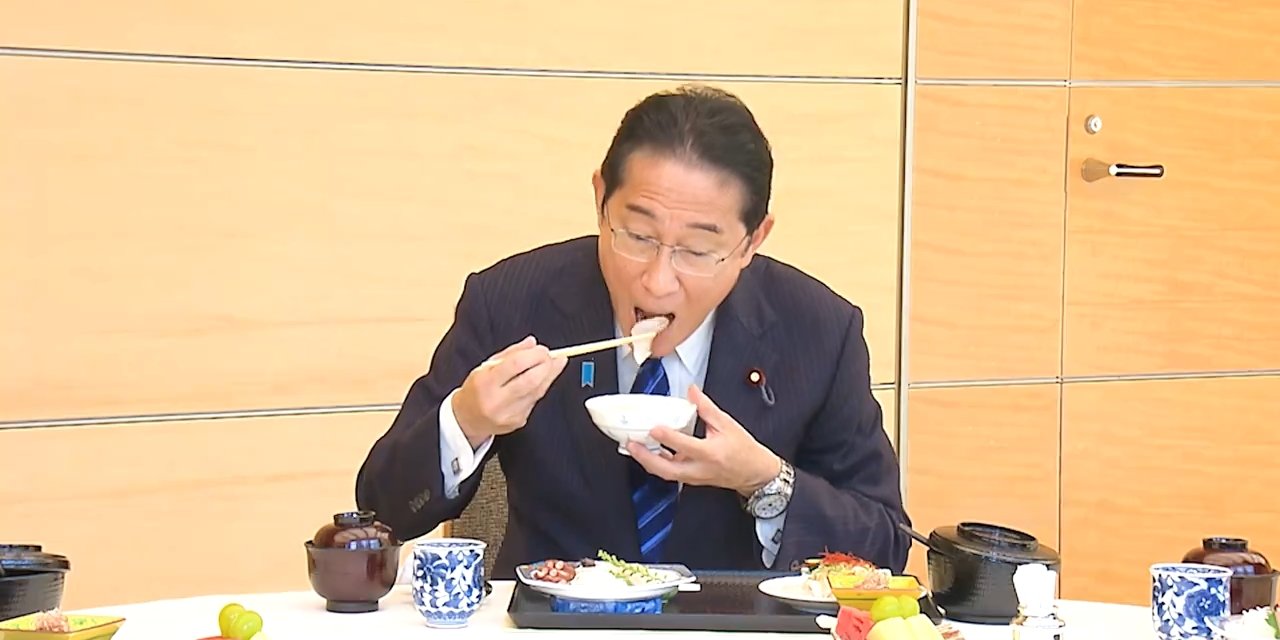 Kishida, Fukushima’dan Gelen Deniz Ürünleriyle Yapılan Yemeği Yiyerek Eleştirilere Karşılık Verdi