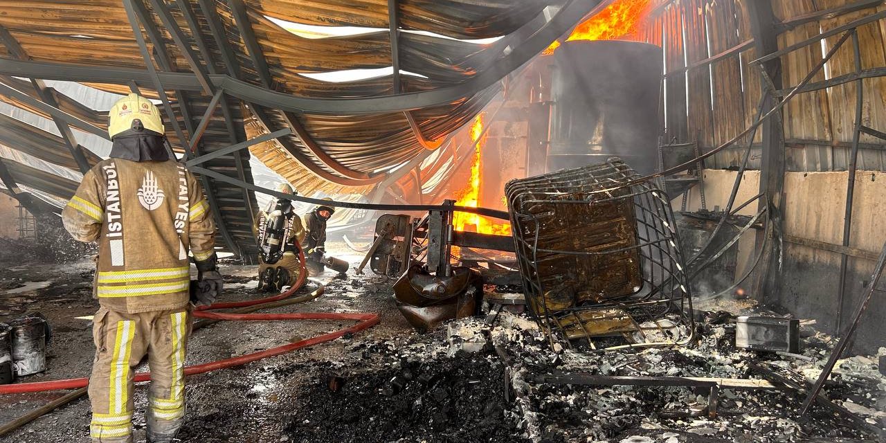 İstanbul- Arnavutköy'de Boya Deposunda Çıkan Yangın Söndürüldü