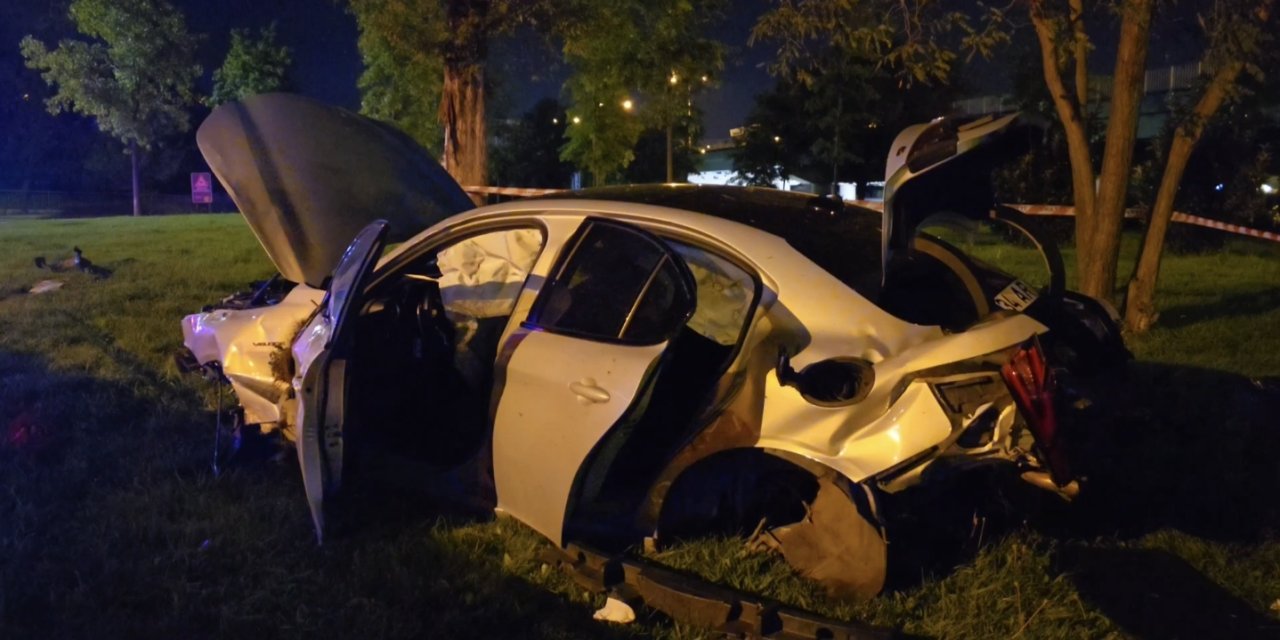 İstanbul- Üsküdar'da Hızını Alamayan Otomobil Ağaca Çarptı: 3 Yaralı