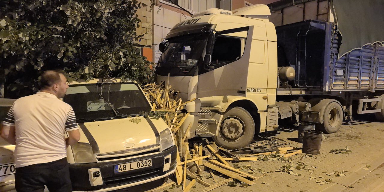 Bursa'da Freni Boşalan Tır, 3 Araca Çarptı