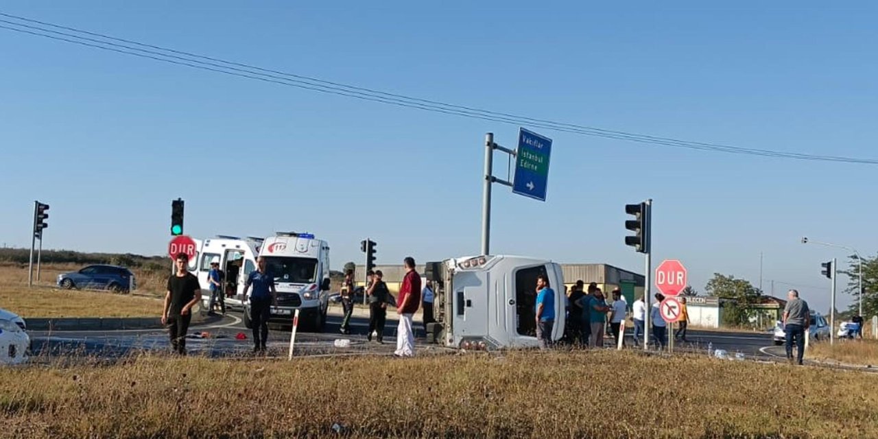 Tekirdağ’da Hafif Ticari Araç, Servis Midibüsüne Çarptı: 11 Yaralı