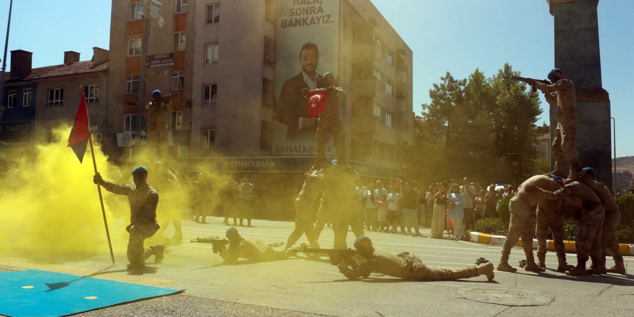 Çankırı'da Komandoların Gösterisi Beğeni Topladı