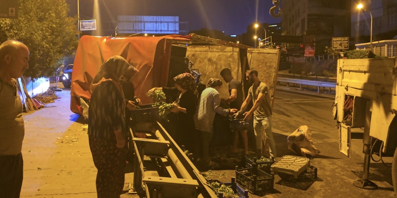 İstanbul- Pendik'te Sebze Yüklü Kamyonet Devrildi: 2 Yaralı