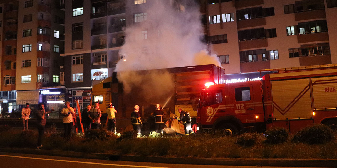 Rize'de karton yüklü TIR'ın dorsesi yandı, Karadeniz Sahil Yolu'nda kilometrelerce araç kuyruğu oluştu
