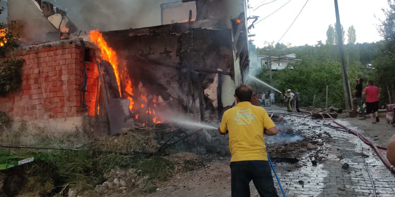 Banyo Sobasını Yakarken İki Katlı Ev Küle Döndü