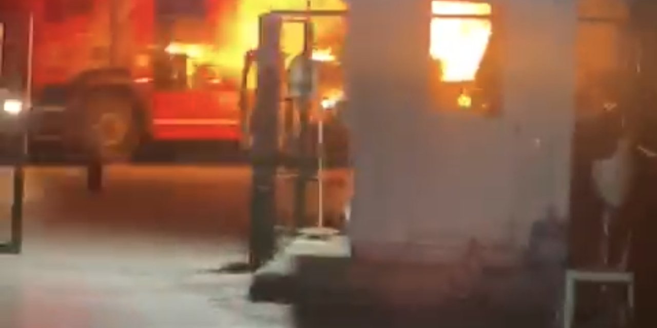 İstanbul- Kadıköy'de Skuter Bataryalarının Taşındığı Araç Alev Alev Yandı