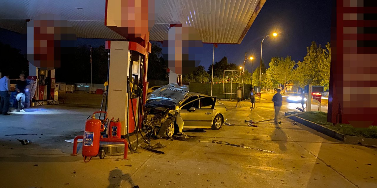 Akaryakıt İstasyonuna Dalan Otomobilin Sürücüsü Yaya Olarak Kaçtı