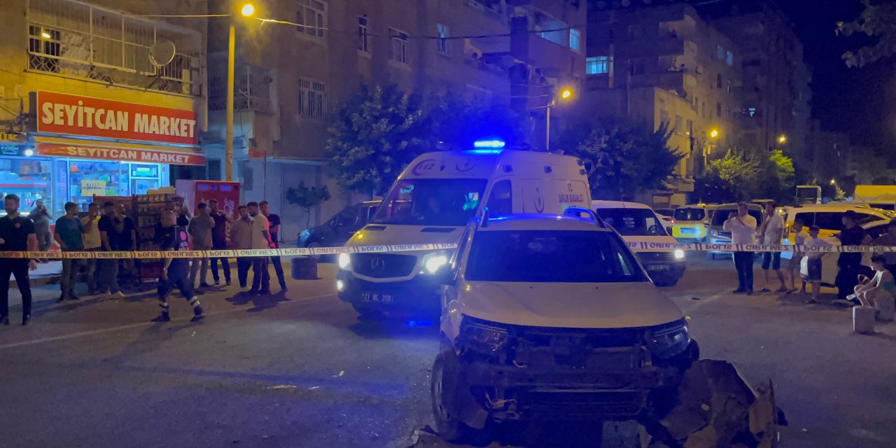 Diyarbakır’da Otomobilin Çarparak Yaraladığı 2 Yayanın Yakınları, Sürücü Ve Yanındakilere Tabanca İle Saldırdı