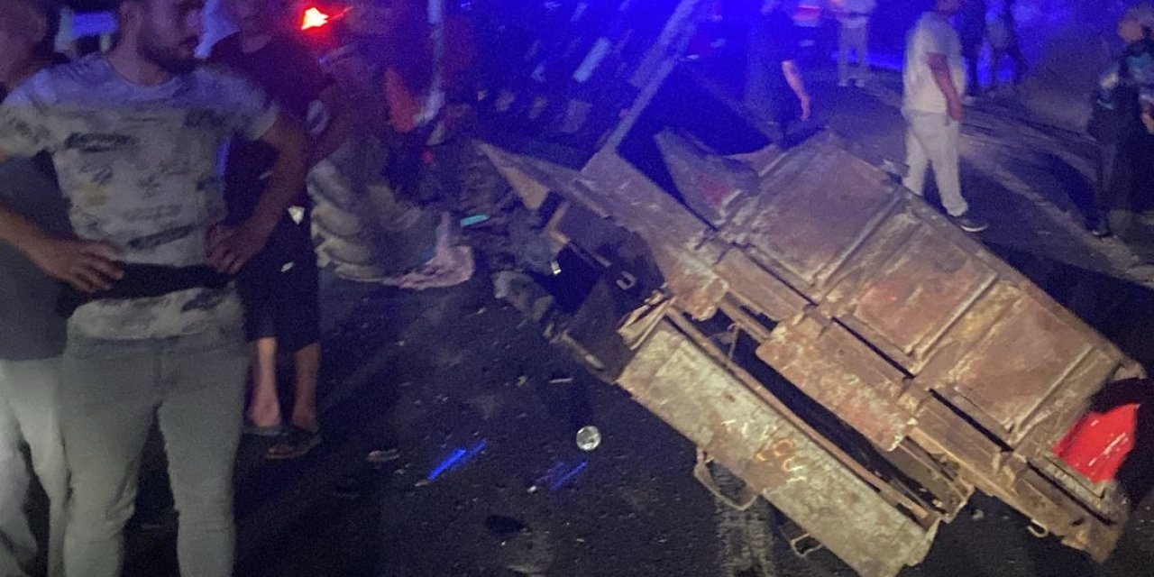 Mardin'De Traktöre Arkadan Çarpan Otomobildeki 1' Bebek 2 Kişi Öldü, 3 Kişi Yaralandı