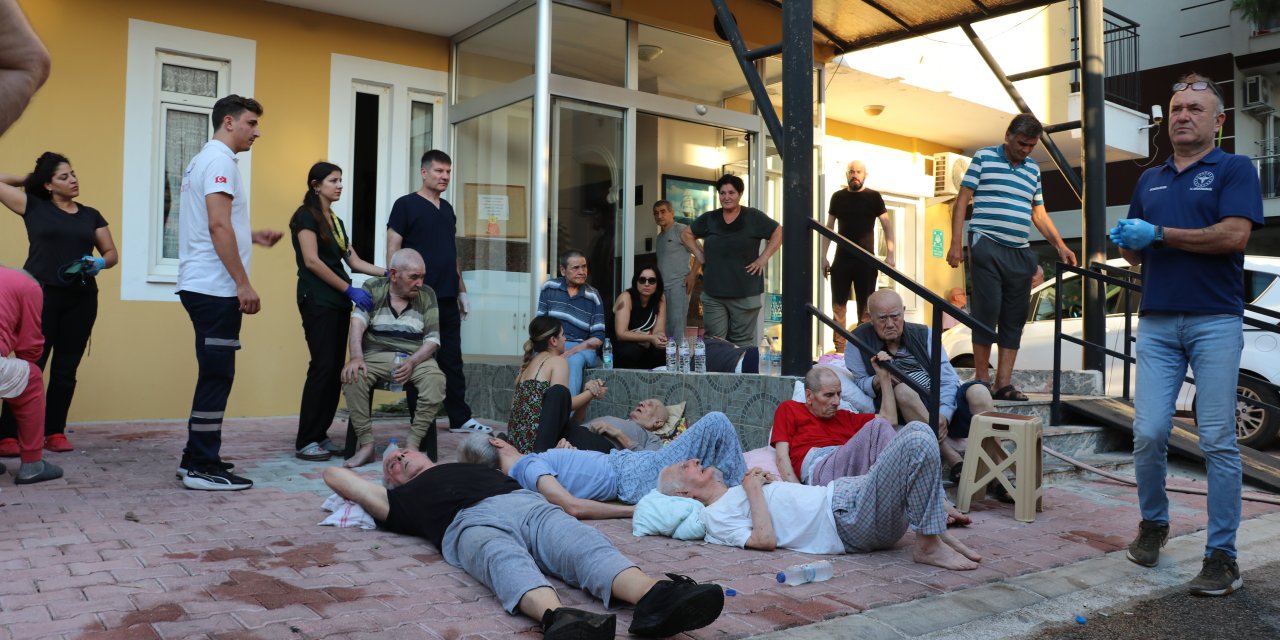 Antalya'da Huzurevinde Çıkan Yangın Korkuttu; 3 Kişi Dumandan Etkilendi