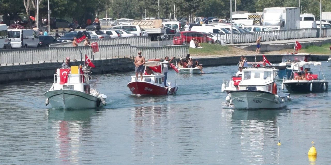 Onlarca Tekneden Menekşe Sahili'nden Atatürk Köşkü'ne 30 Ağustos Konvoyu