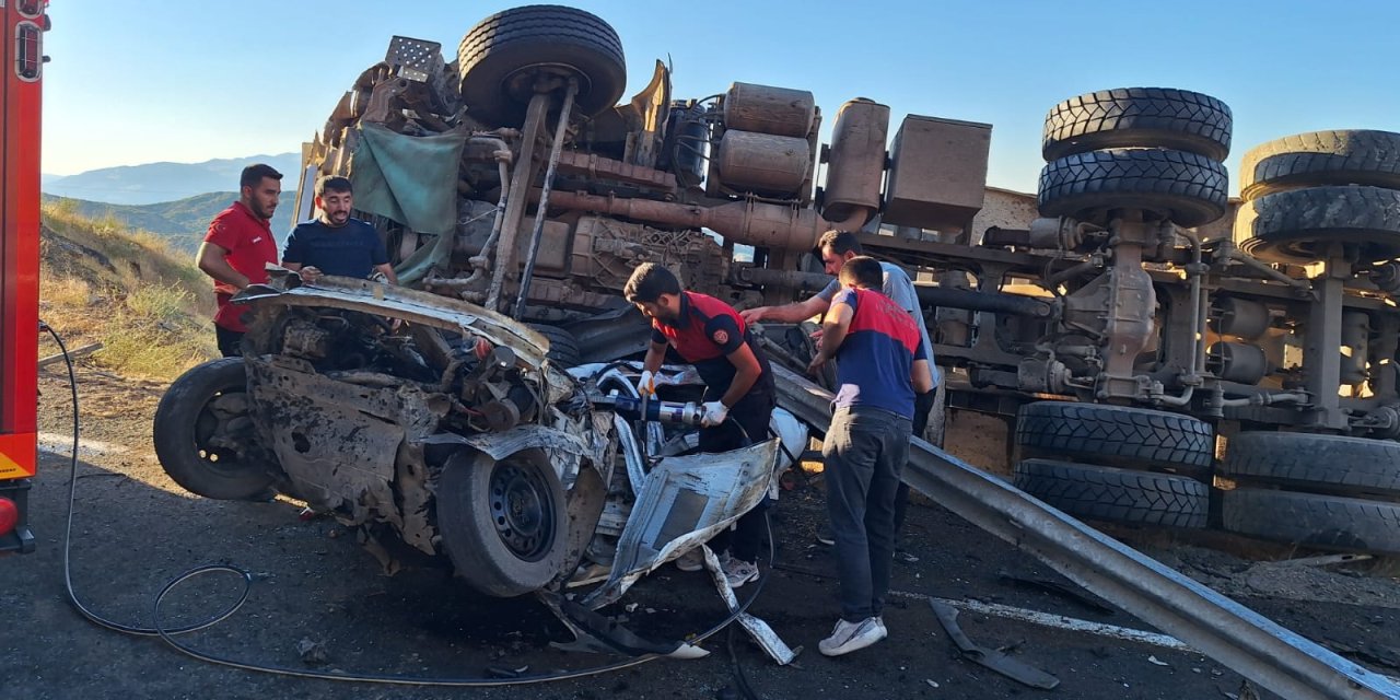 Bingöl'de Kamyon İle Otomobil Çarpıştı: 3 Yaralı