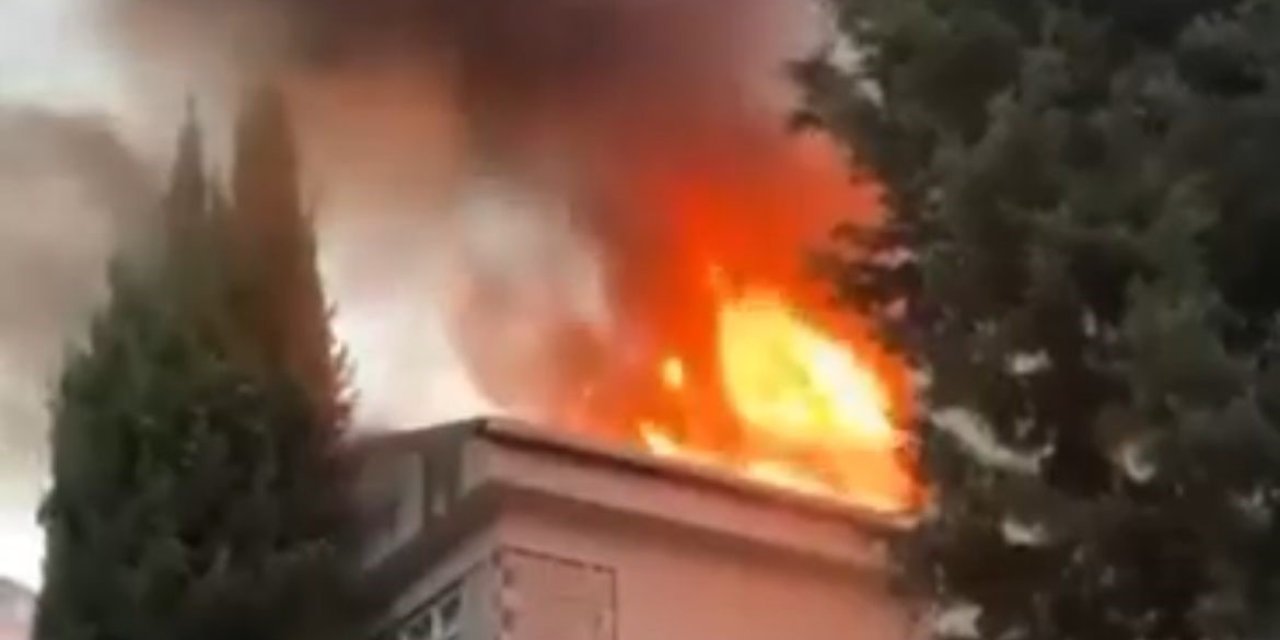 İstanbul- Pendik'te 3 Katlı Binanın Çatısı Alev Alev Yandı