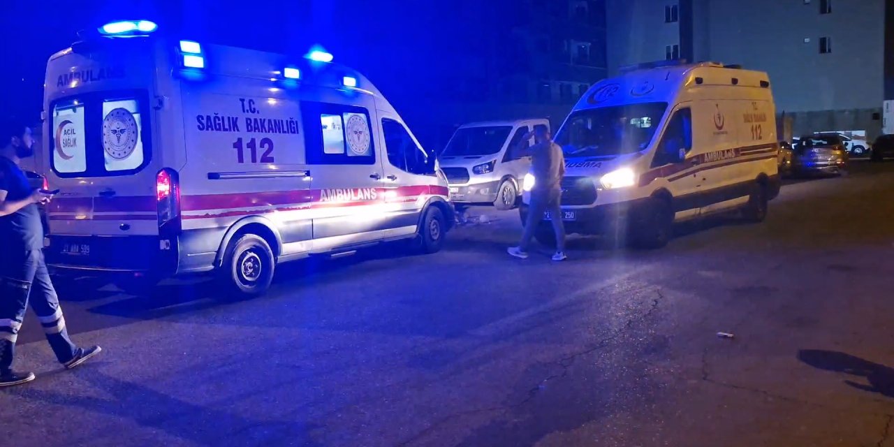 Diyarbakır'da Tekme Ve Yumruklu Kavgada 3 Kişi Yaralandı