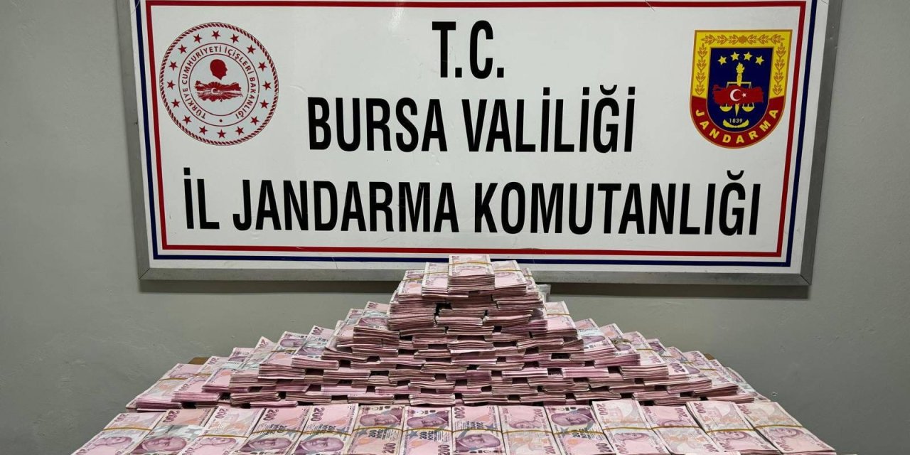 Turistlerin Aracıyla Birlikte 3 Milyon 300 Bin Tl'sini Gasbettiler; Yakalandılar