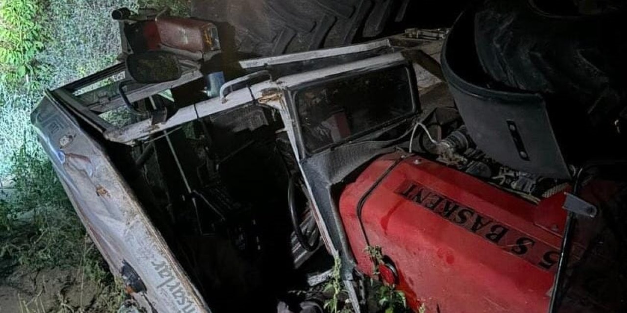Tarlaya Devrilen Traktörün Sürücüsünü Kabin Kurtardı