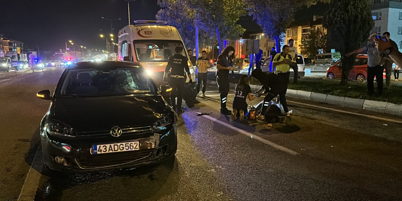 Eşiyle El Ele Tutuşarak Yolun Karşısına Geçerken Otomobilin Çarpmasıyla Öldü