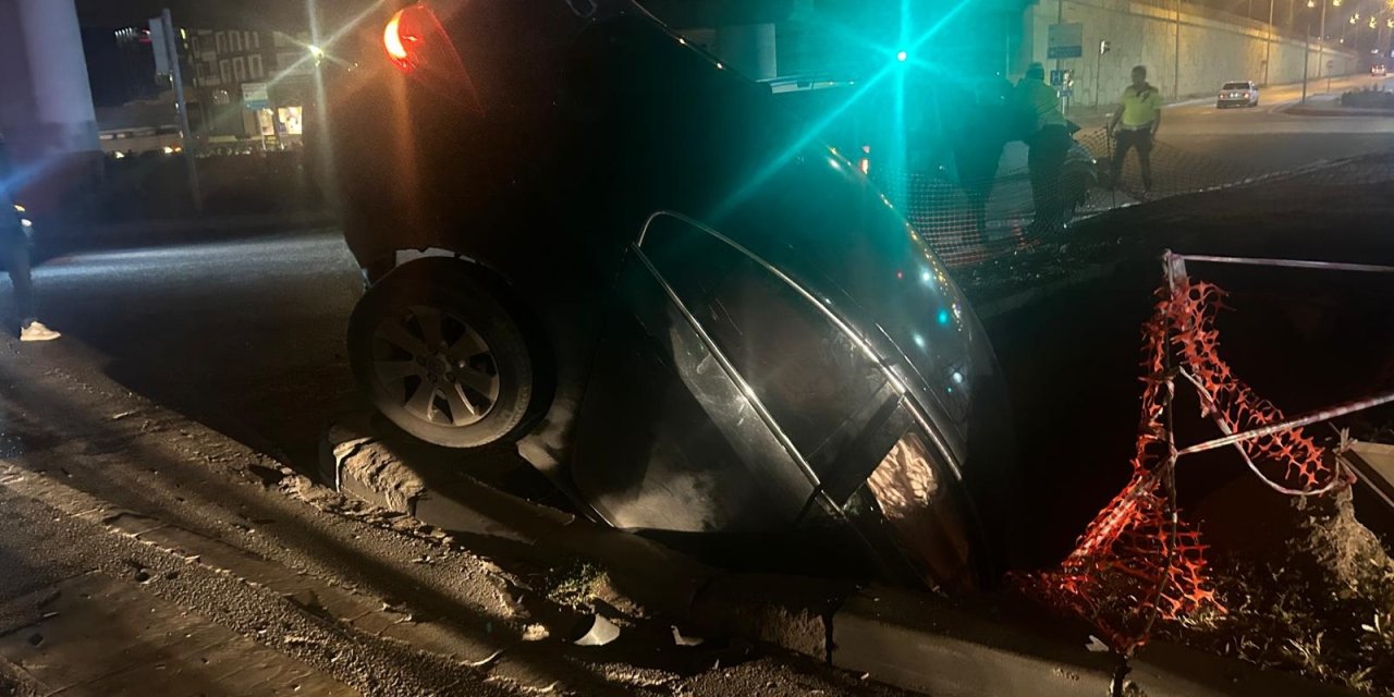 Sivas'ta Hafif Ticari Araçla Çarpışan Otomobil, Yol Çalışması İçin Açılan Çukura Düştü: 5 Yaralı