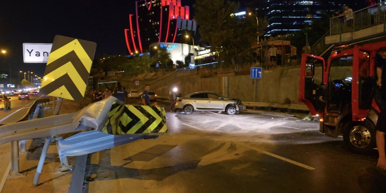 İstanbul- Maltepe'de Yan Yola Girmek İçin Manevra Yapan Otomobil Bariyere Çarptı: 1 Ağır Yaralı