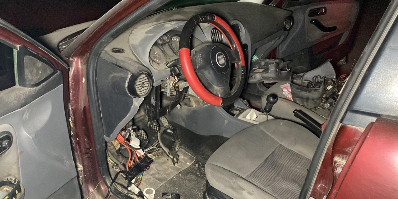 Tamir İçin Bırakılan Otomobili Parçalara Ayırıp, Motorunu Söktü