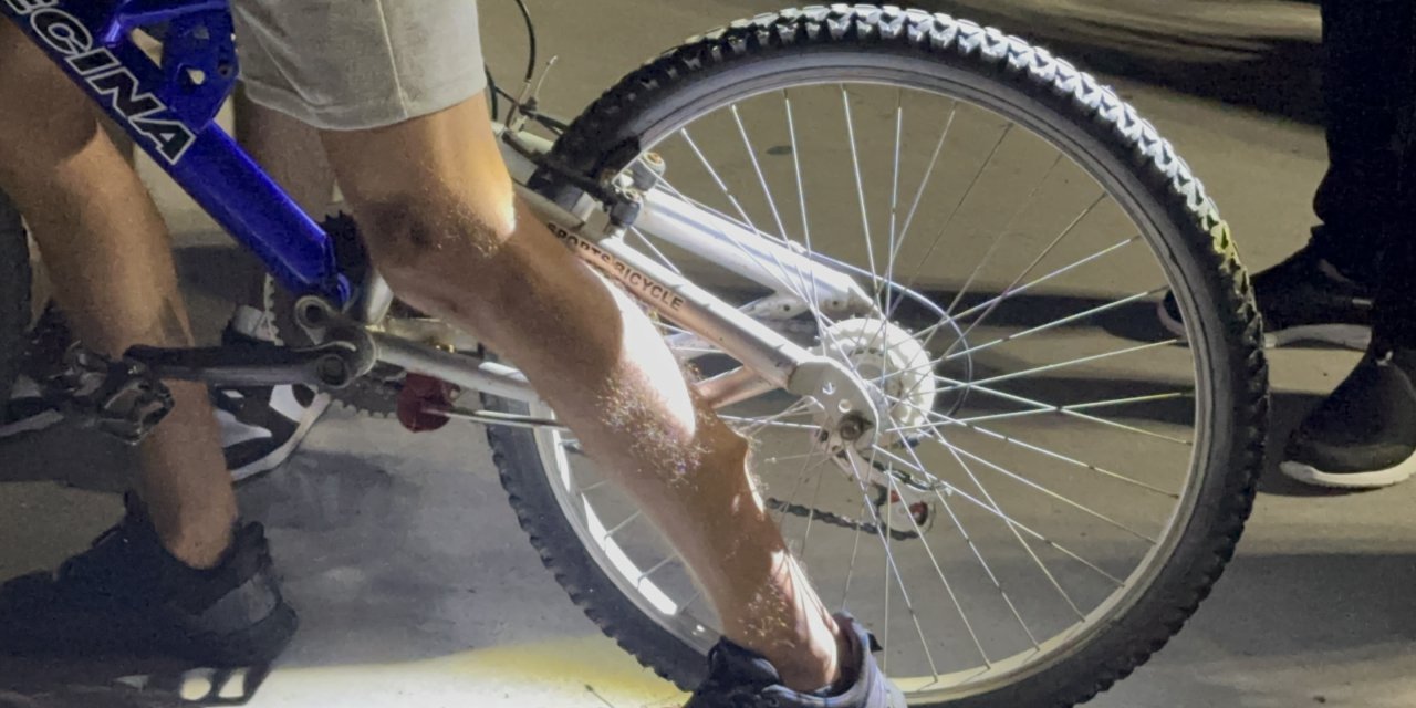 Akrobasi Hareketleri Yaparken Bacağına Bisiklet Ayaklığı Saplandı