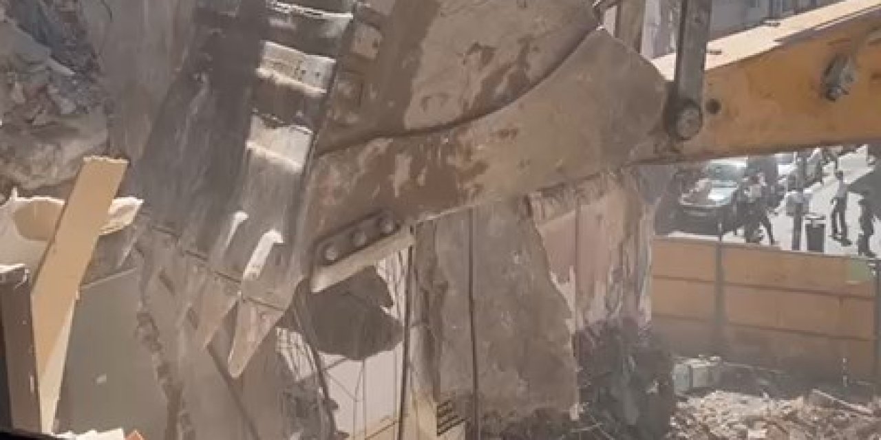 İstanbul - Küçükçekmece'de Yıkım Sırasında Bitişikteki Binanın Duvarının Olmadığı Ortaya Çıktı