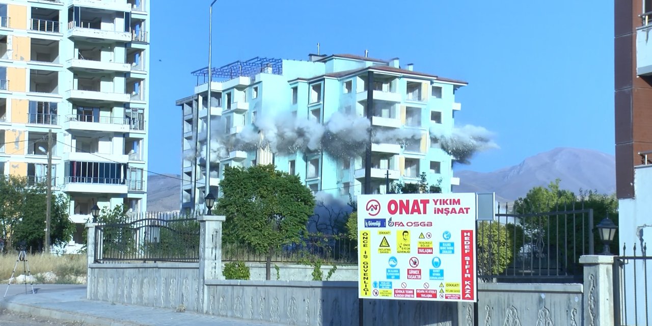 Malatya'da Ağır Hasarlı Binalar Yıkılmaya Devam Ediyor