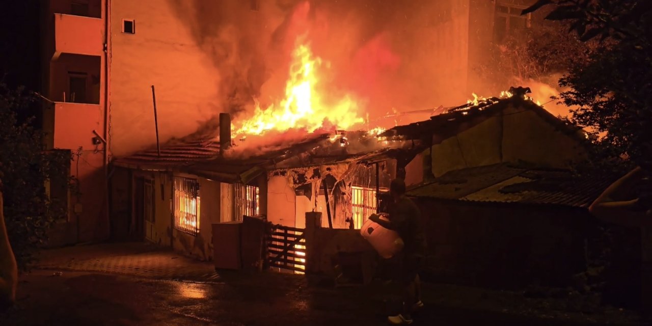 İstanbul - Ümraniye'de Gecekondu Alev Alev Yandı