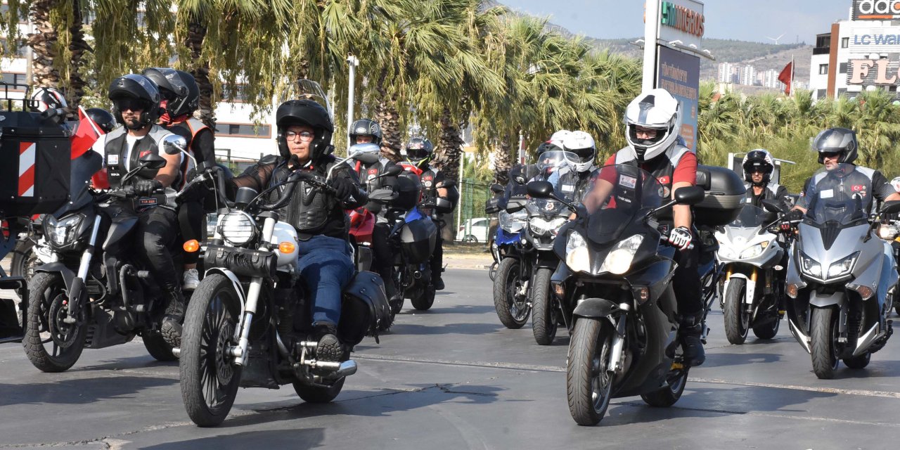 İzmir'de Motosiklet Ve Klasik Otomobillerle '30 Ağustos' Korteji