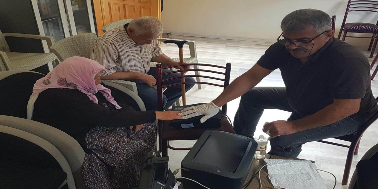 Artvin'de hasta, yaşlı ve engellilere evde çipli kimlik kartı hizmeti sunuluyor