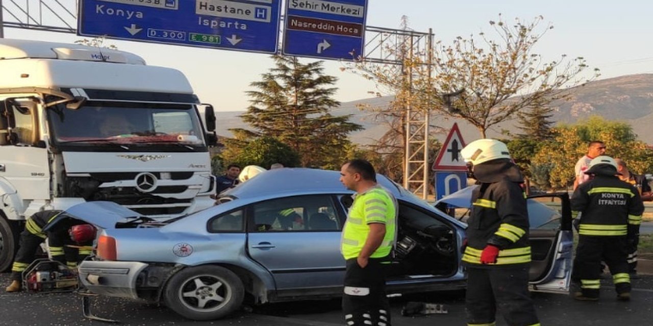 Kavşakta TIR’la çarpışan otomobilin sürücüsü ile yanındaki annesi öldü