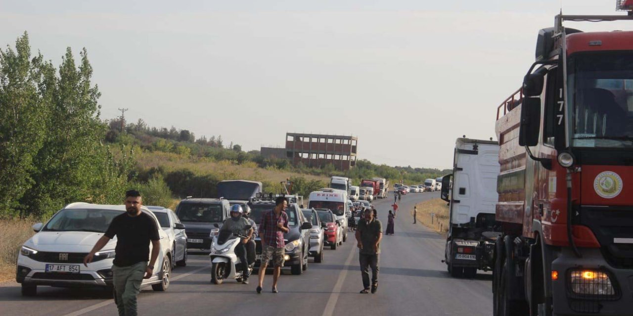 Çanakkale'de Saman Yüklü Tır'ın Dorsesi Alev Aldı