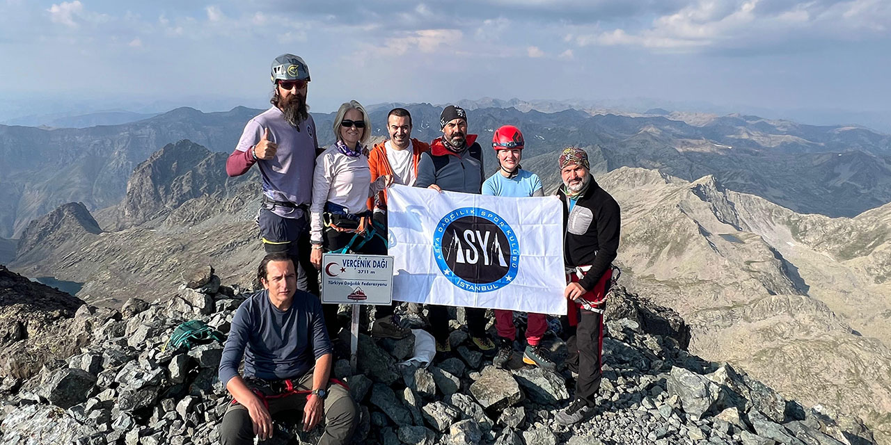 İstanbullu dağcılar, Kaçkar Dağları'nın ikinci zirvesi Verçenik Tepesi'ne tırmandı