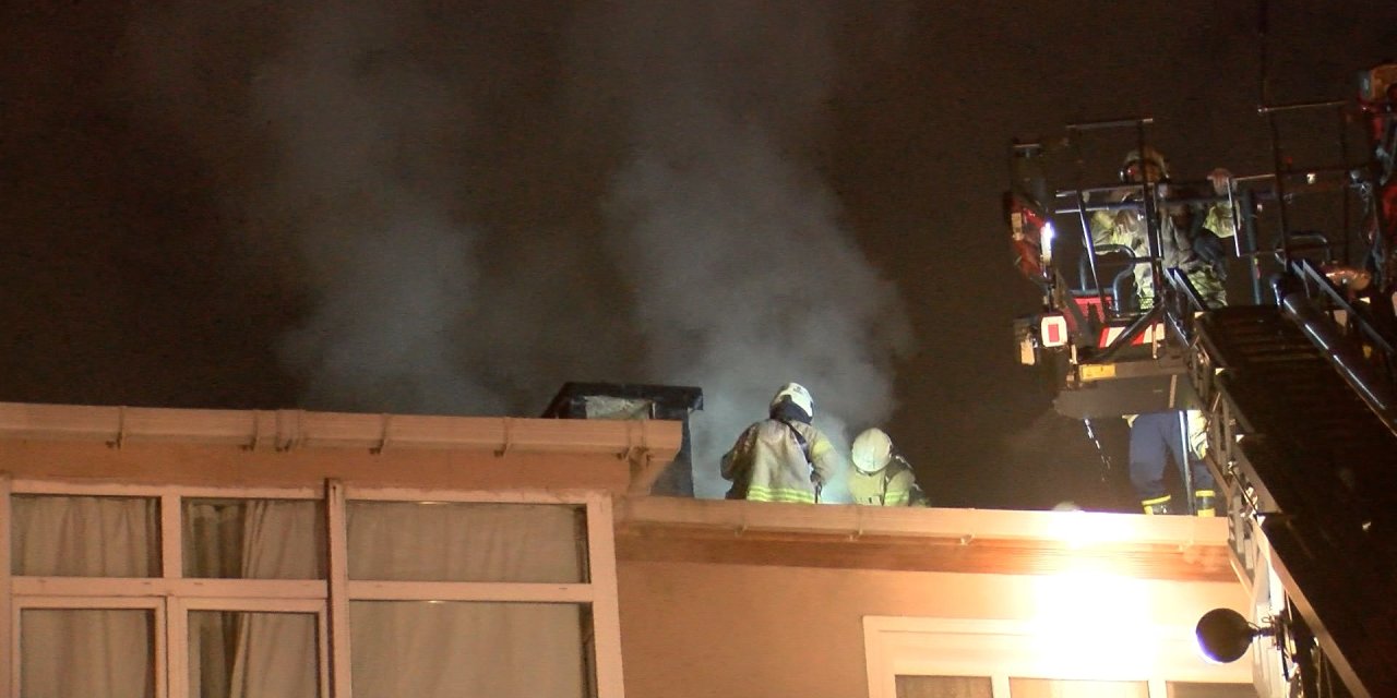 İstanbul - Sarıyer'de 4 Katlı Binanın Çatısında Yangın Çıktı